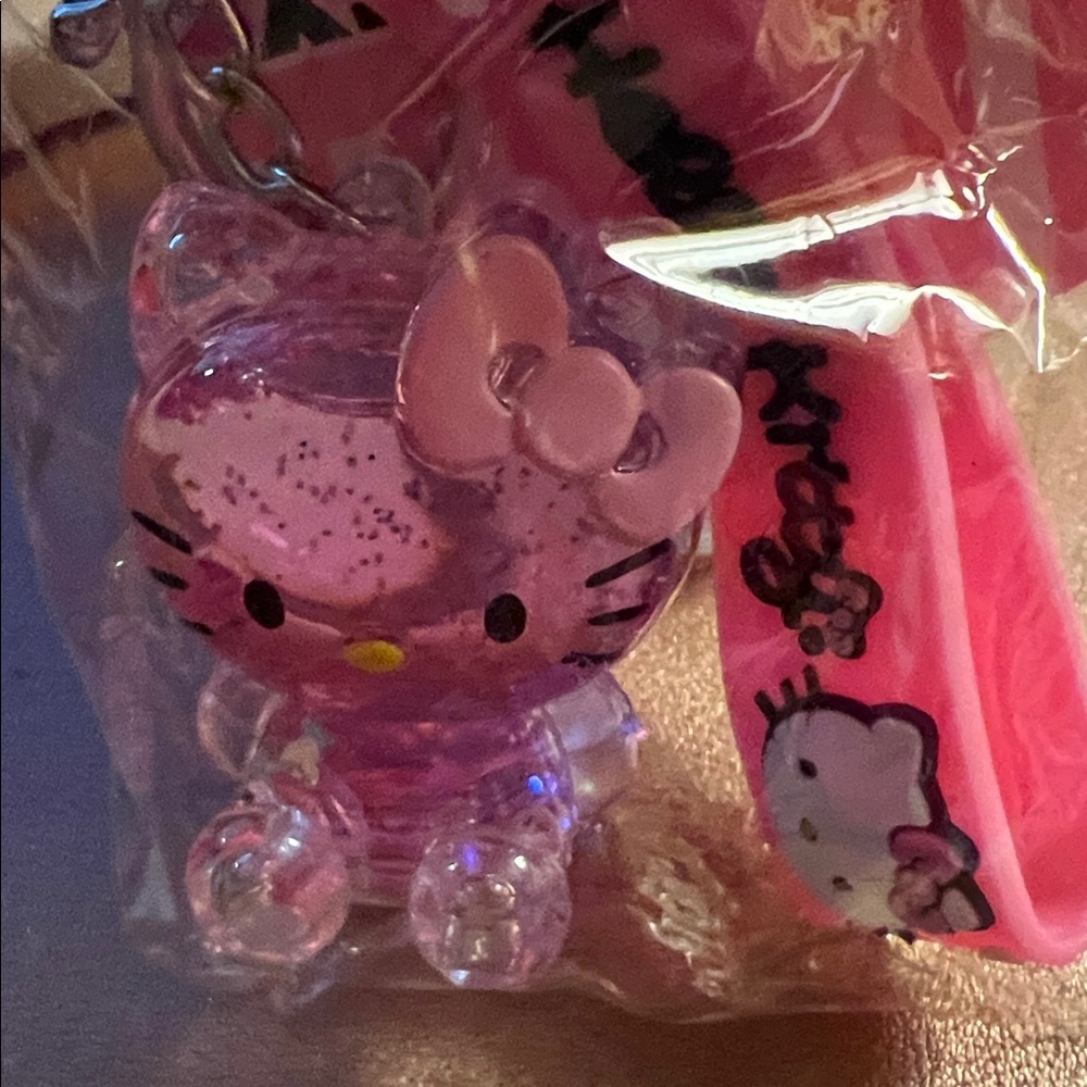 Hello Kitty Liquid Keychain with Wrist Strap - Picture 6 of 6